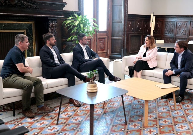 La alcaldesa de Valencia, María José Catalá, y el edil de Urbanismo, Juan Giner, con propietarios de vecinos de la finca incendiada en Campanar.