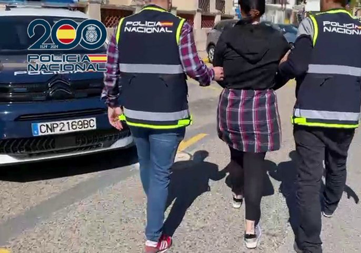 Uno de los detenidos con los agentes.