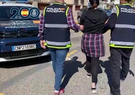 Uno de los detenidos con los agentes.