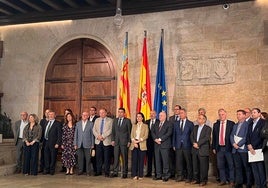 Mazón y la consellera de Hacienda, Ruth Merino, rodeados de representantes de asosciaciones empresariales.