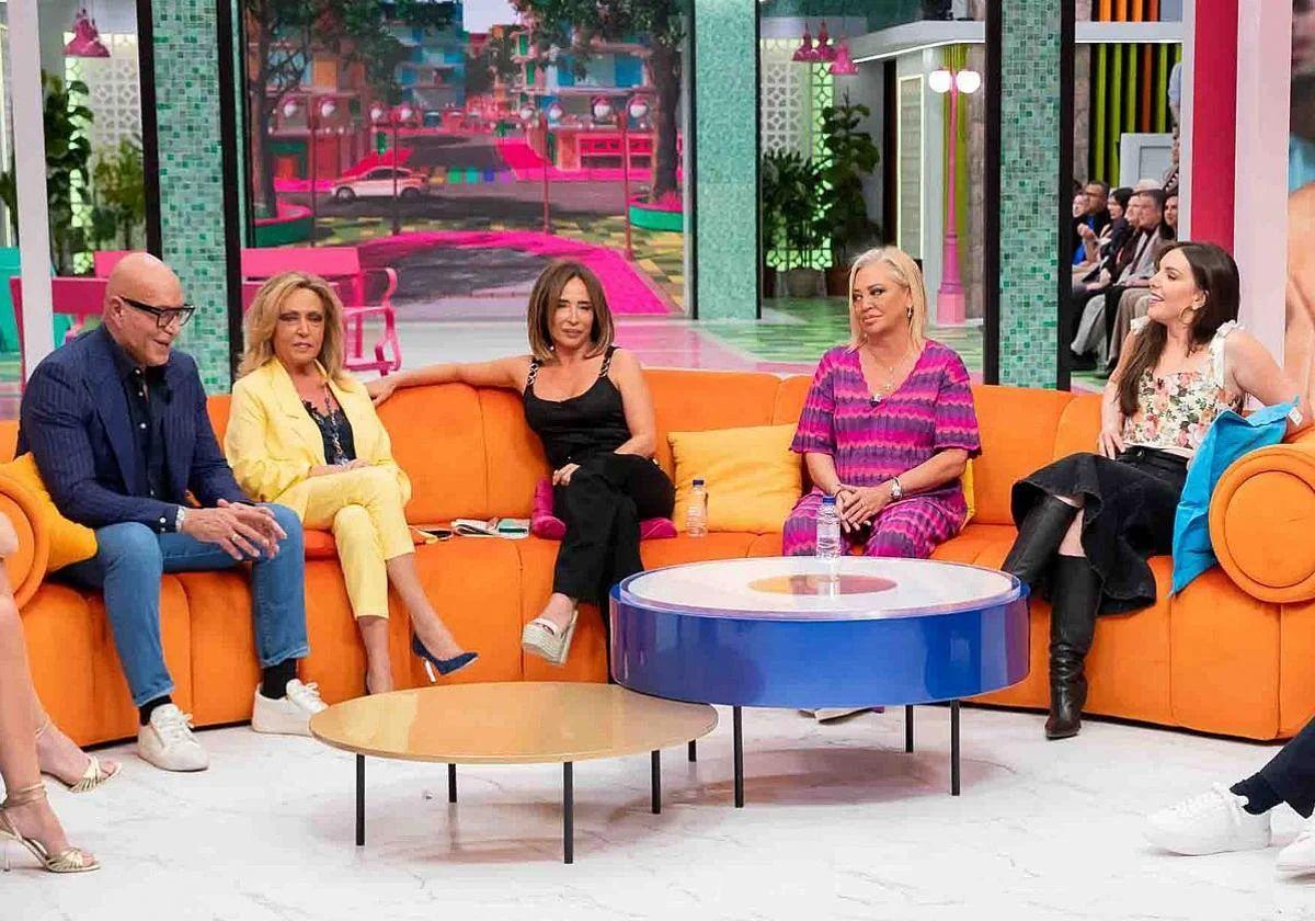 María Patiño junto a los colaboradores de 'La familia de la tele'.