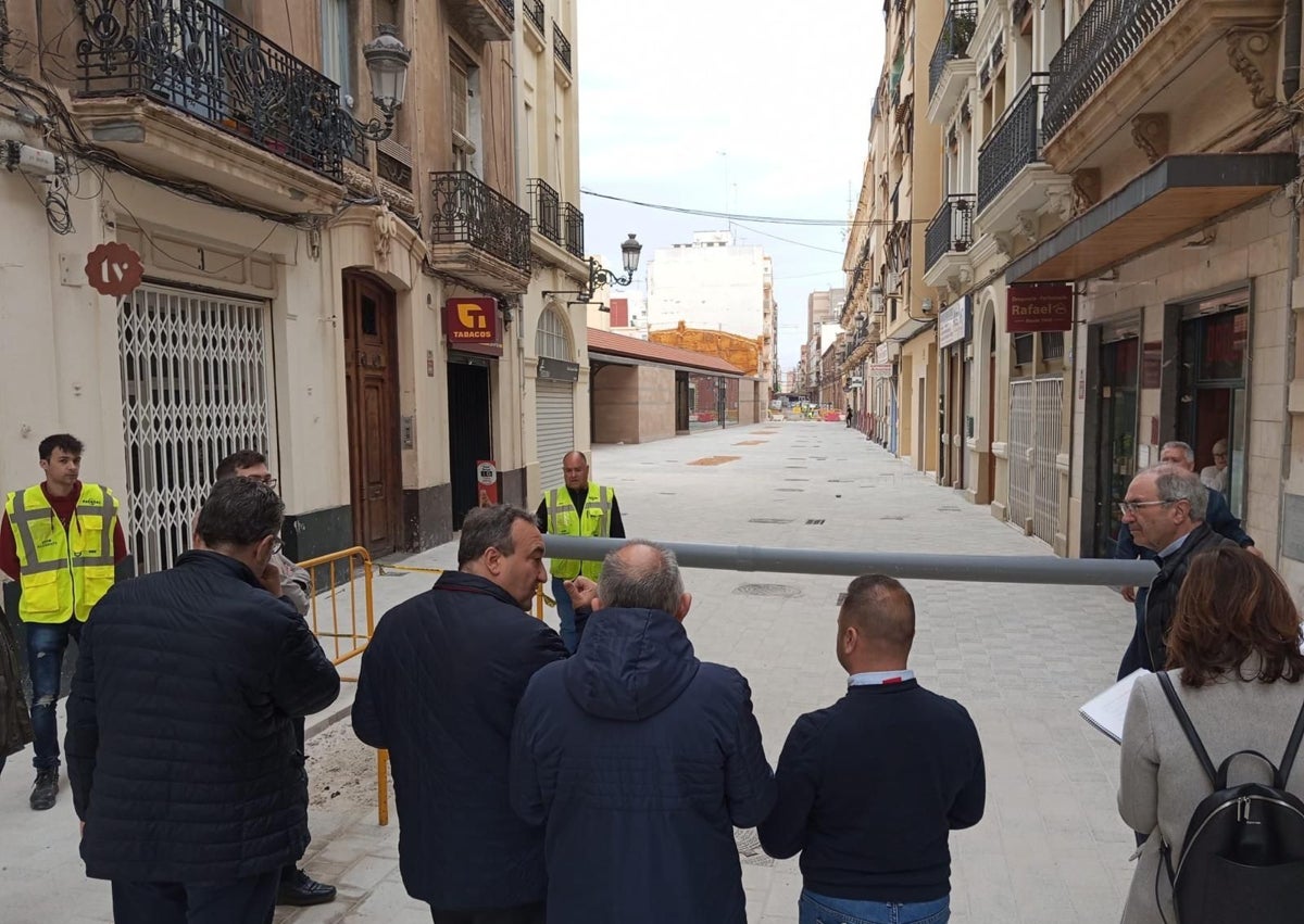 Imagen secundaria 1 - Obras que se estaban efectuando en abril y comprobación que se realizó del paso de las andas de la Semana Santa Marinera.