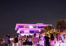 Unos jóvenes por la noche en Valencia.
