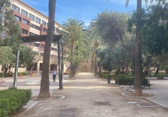 Plaza de Santa Apolonia, junto a la calle Islas Canarias de Valencia.