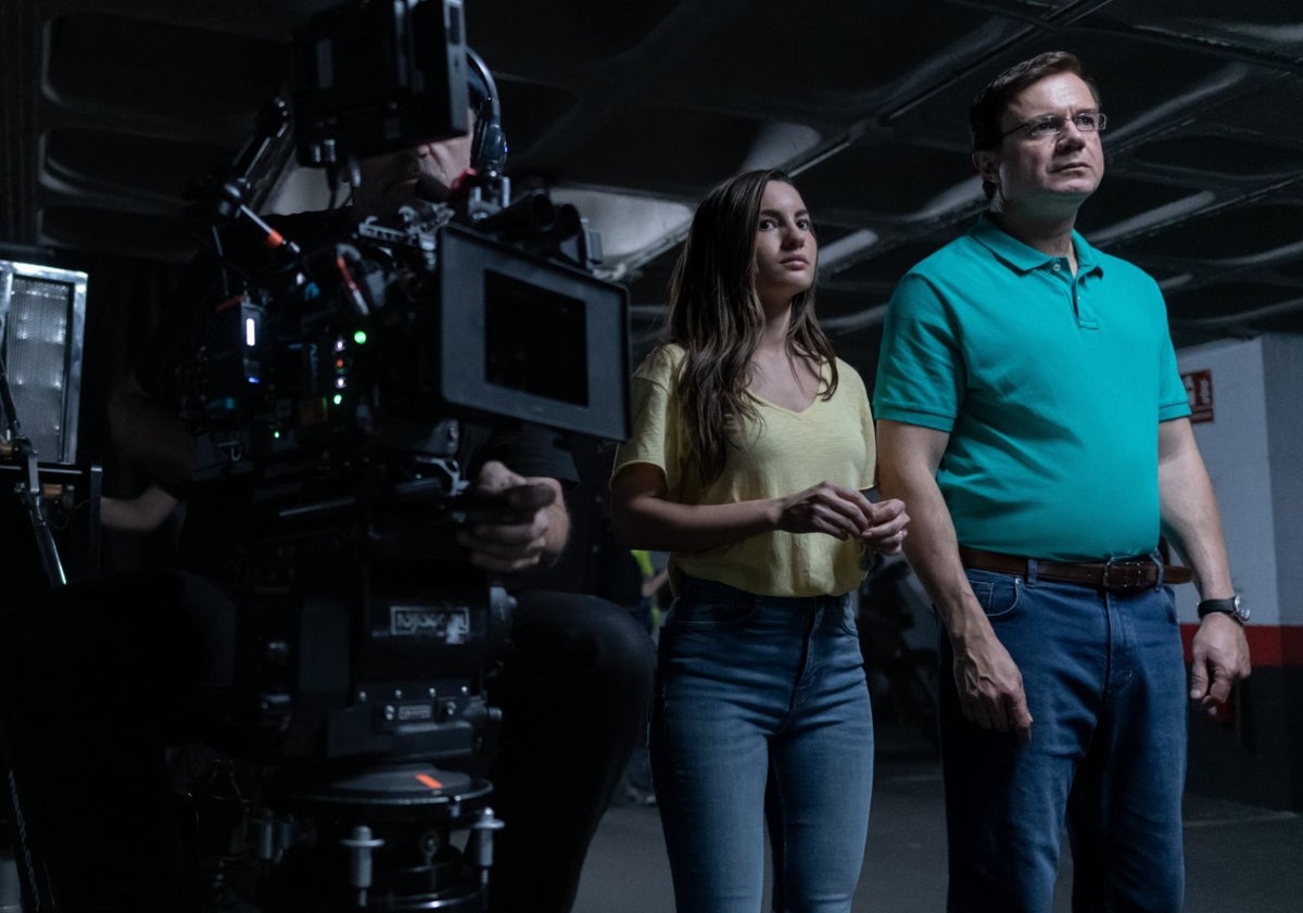 Imagen principal - Ivana Baquero, durante el rodaje de 'La viuda negra' en el papel de Maje, y en dos escenas del largometraje que estrena Netflix.