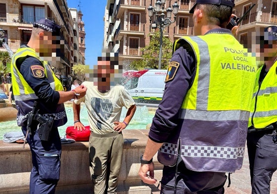 Turistas en la plaza de la Reina de Valencia.