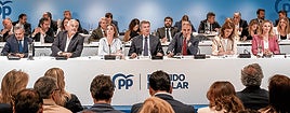 Mazón, en tercera fila, en la Junta Directiva del PP del pasado lunes.