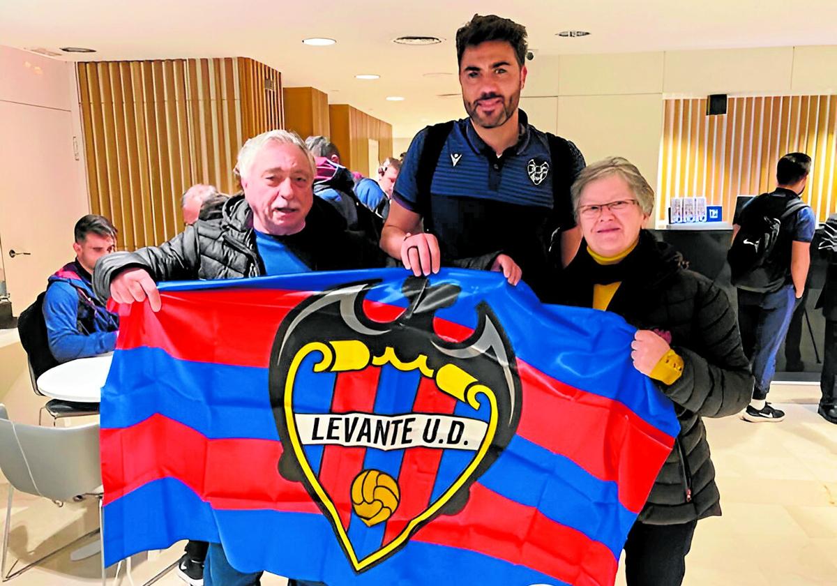Antonio y Juani junto a Iborra, capitán levantinista, en uno de los viajes con el equipo.