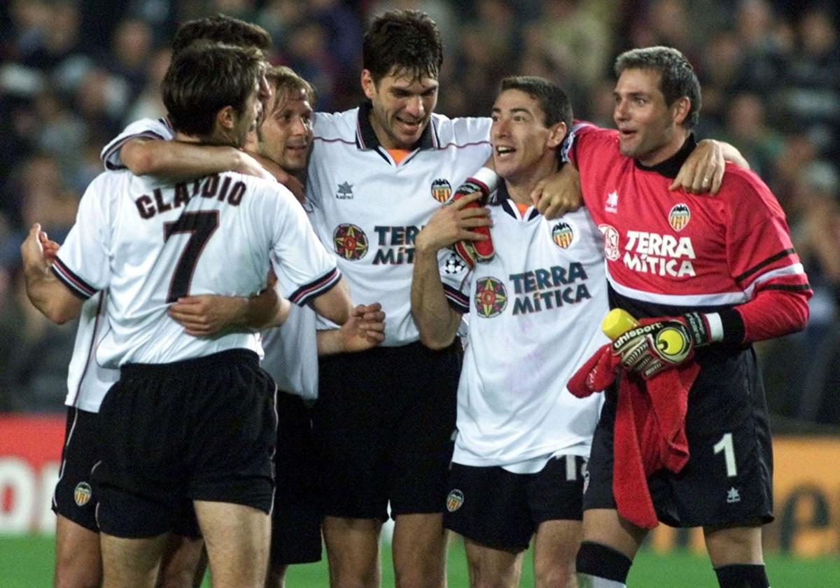 Los jugadores del Valencia celebran el pase a la primera final de la Champions del conjunto blanquinegro.