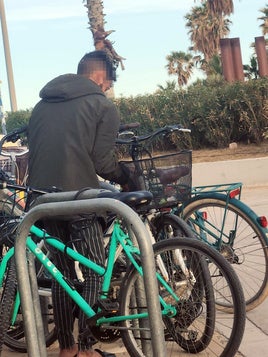 Uno de los sospechosos de los robos de bicicletas, sorprendido en pleno asalto en el Paseo Marítimo de Valencia.