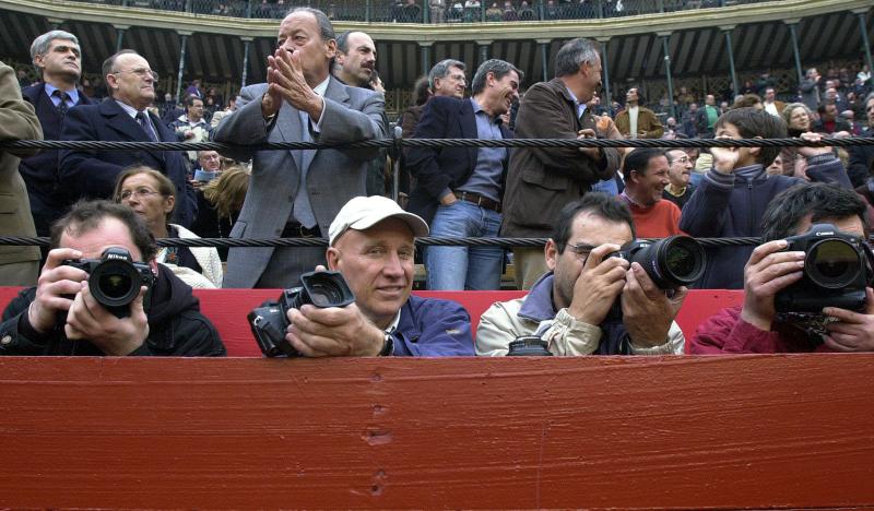 Arriba, el fotógrafo brasileño en una corrida de toros en la plaza de Valencia en 2003. Abajo, su exposición Genisis de 2027.