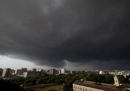 Llegada de una tormenta a Valencia, imagen de archivo.