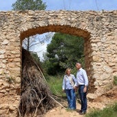 La alcaldesa Folgado, junto a una de las obras pendientes de recuperación.
