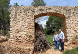 La alcaldesa Folgado, junto a una de las obras pendientes de recuperación.