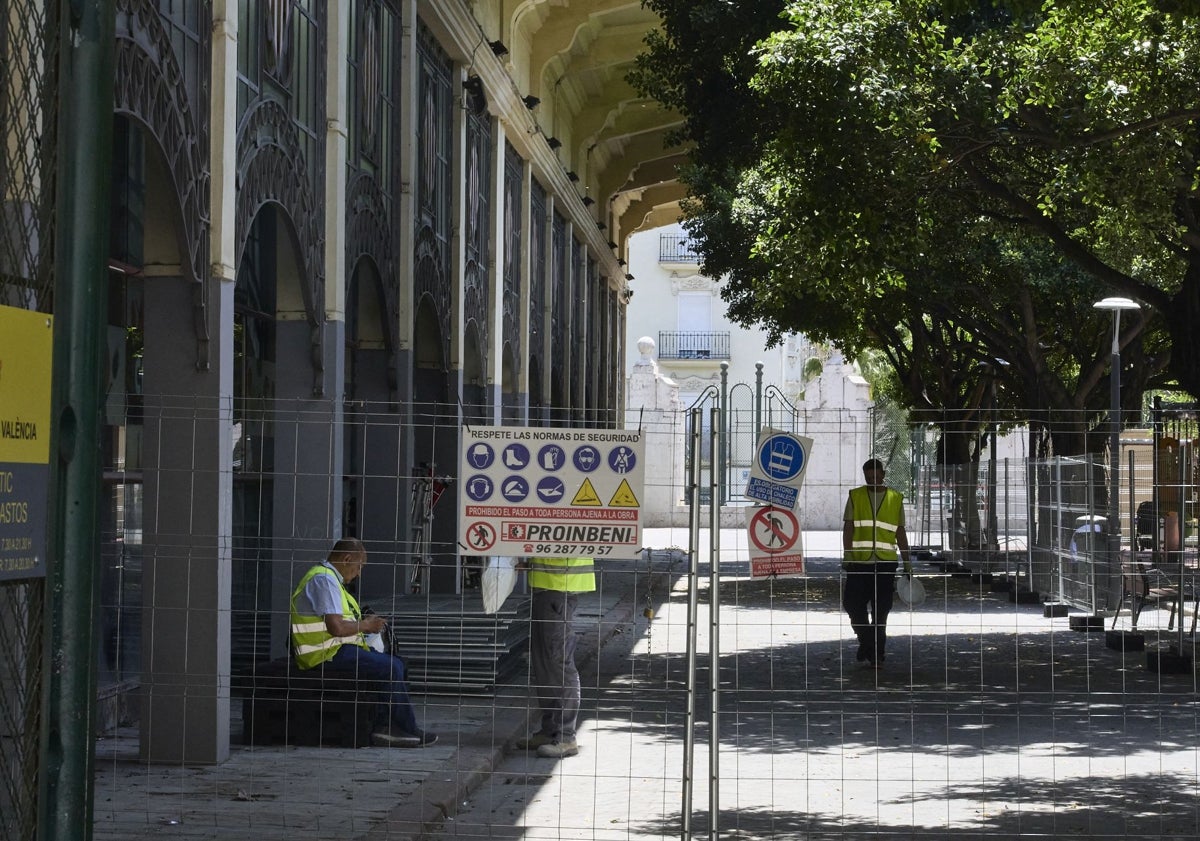 Imagen principal - Preparación del vallado para limitar el acceso en las zonas en obras de Abastos.