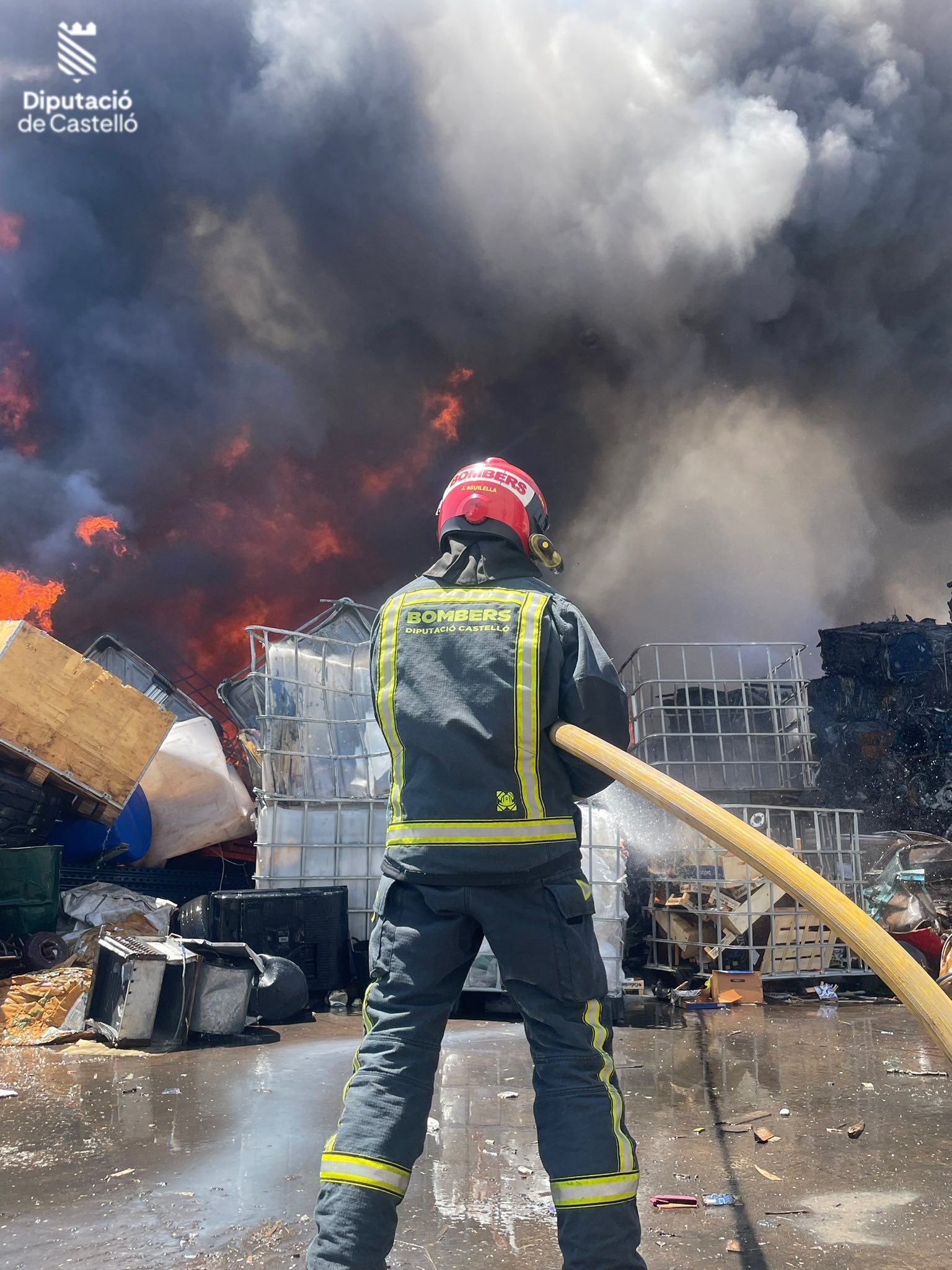 Imagen secundaria 2 - Imágenes de los trabajos de extinción de los bomberos del Consorcio Provincial de Castellón.