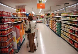 Una mujer hace la compra en un supermercado, imagen de archivo.