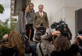 El letrado José María Corbín a la salida de la Ciudad de la Justicia.