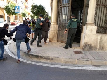 Uno de los detenidos a su llegada a los juzgados para declarar ante el juez.