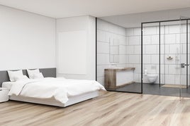Una habitación con baño abierto.