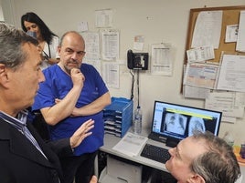 El conseller Marciano Gómez conoce de primera mano cómo funciona la IA en Radiología.