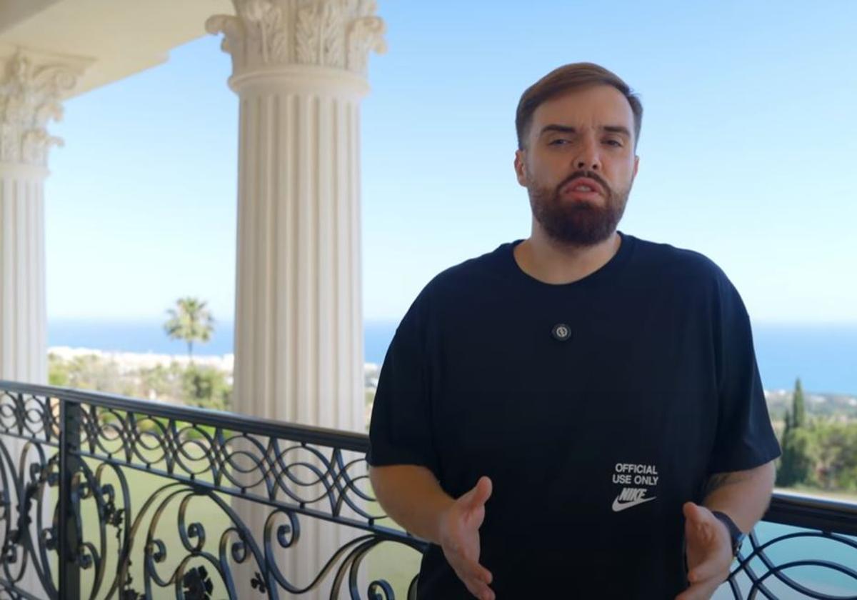 El streamer Ibai Llanos en una de las terrazas de la mansión.