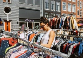 Una mujer compra en un mercadillo en una imagen de archivo.