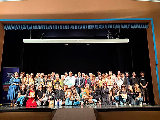 Foto de familia de premiados y autoridades.