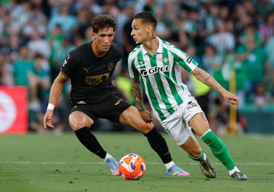 Antony y Jesús Vázquez durante el partido.