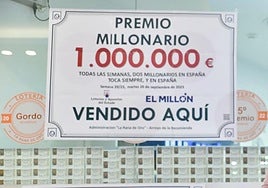 Una administración de lotería entrega El Millón de Euromillones. Imagen de archivo.