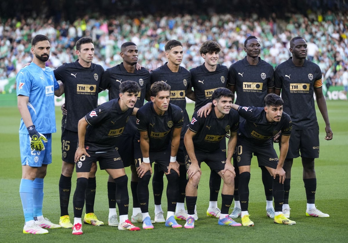 Los jugadores del Valencia, antes del inicio del encuentro en el Villamarín.