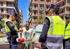 Policía de Valencia, identificando al presunto autor de los hechos, en la plaza de la Virgen.