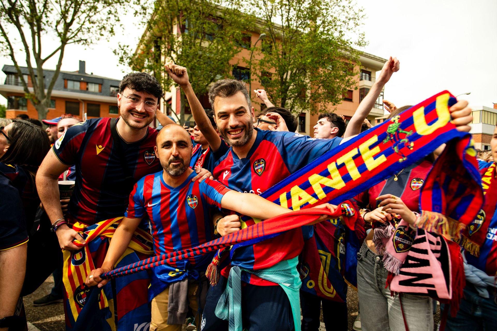FOTOS | La afición del Levante UD toma Burgos