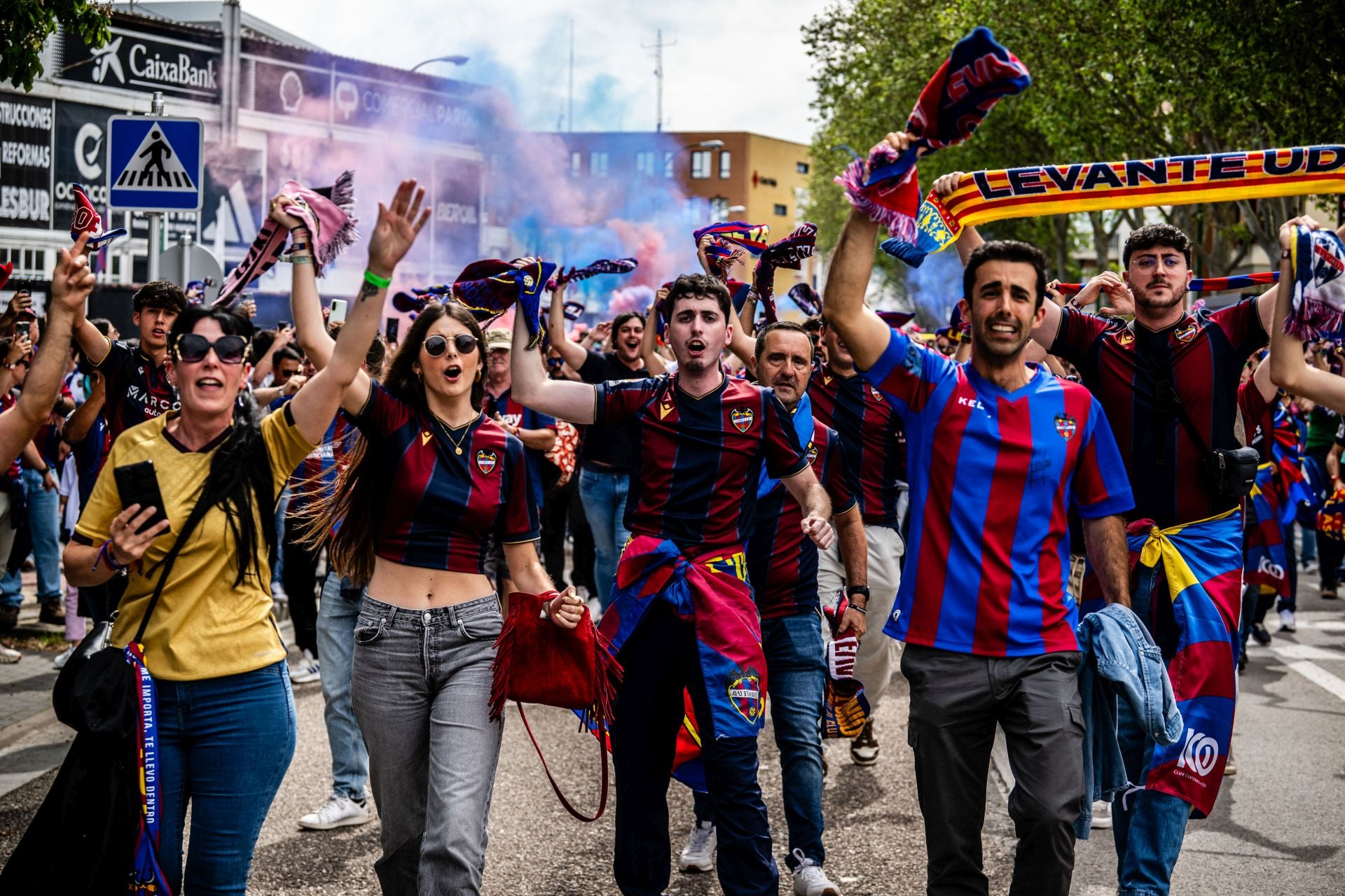 FOTOS | La afición del Levante UD toma Burgos