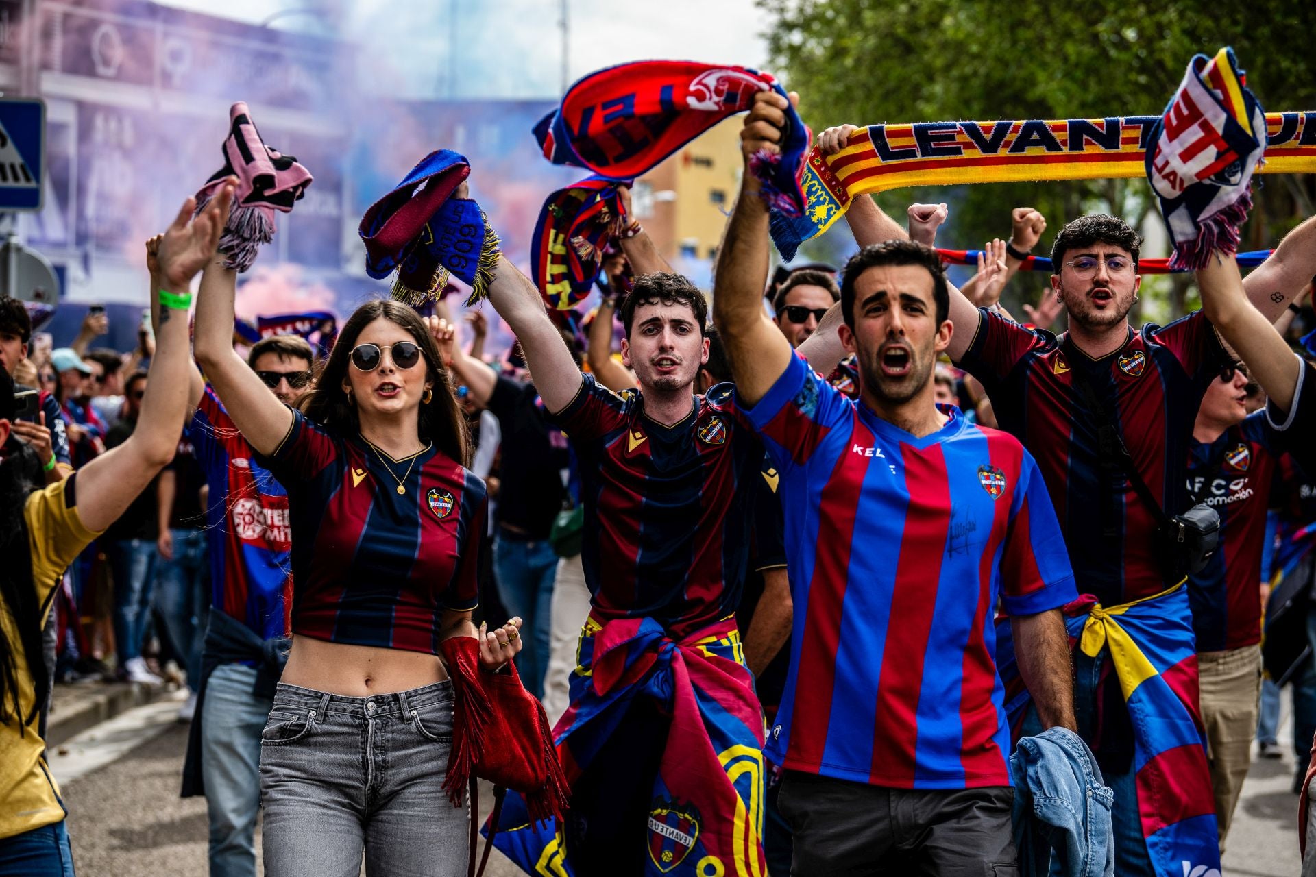 FOTOS | La afición del Levante UD toma Burgos