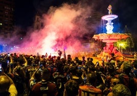 Aficionados del Levante celebrando en la fuente.