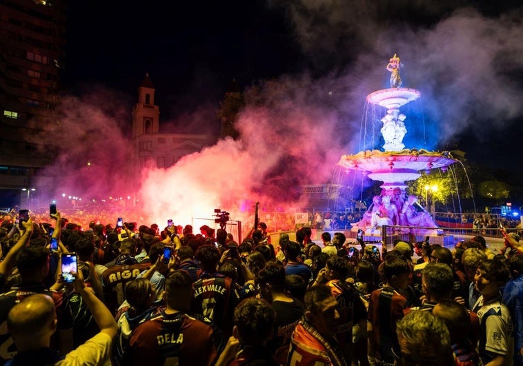 Aficionados del Levante celebrando en la Fuente de las Cuatro Estaciones.