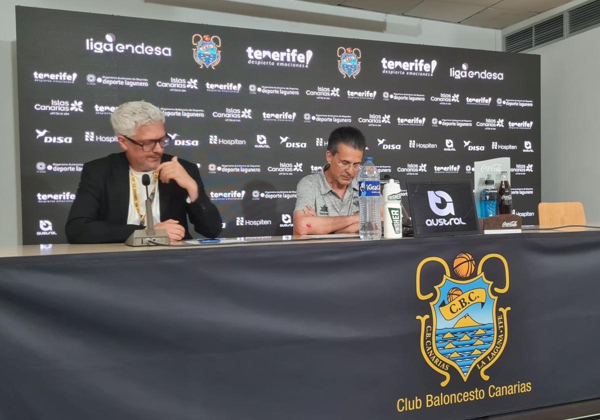 Pedro Martínez en la sala de prensa, con la herida en el codo