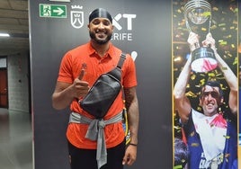 Joel Soriano posa para LAS PROVINCIAS en el pabellón Santiago Martín.