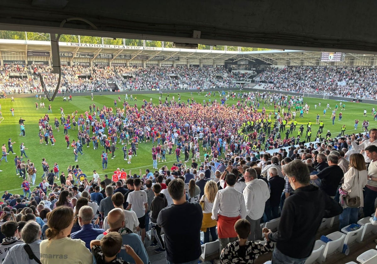Invasión granota en El Plantío tras el ascenso a Primera