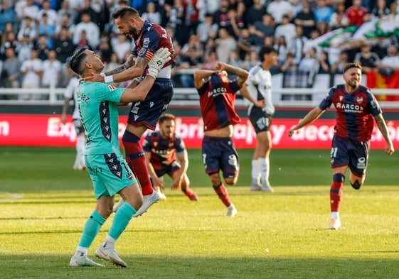Los jugadores del Levante celebrando en el campo.