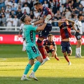 Los jugadores del Levante celebrando en el campo.