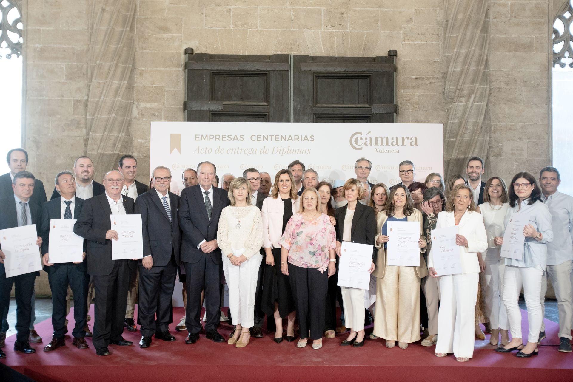 Todos los premiados, tras el evento, con la alcaldesa de Valencia, María José Catalá.