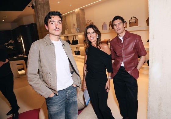Luis Aranda, María Cosin y Alvaro de Juan en la inauguración de la firma de joyería.
