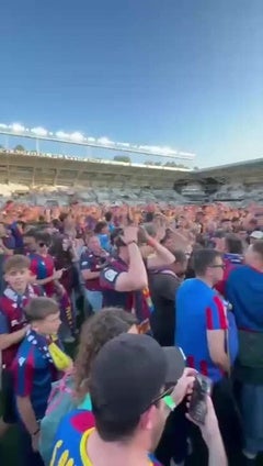 La afición celebra el ascenso del Levante a Primera