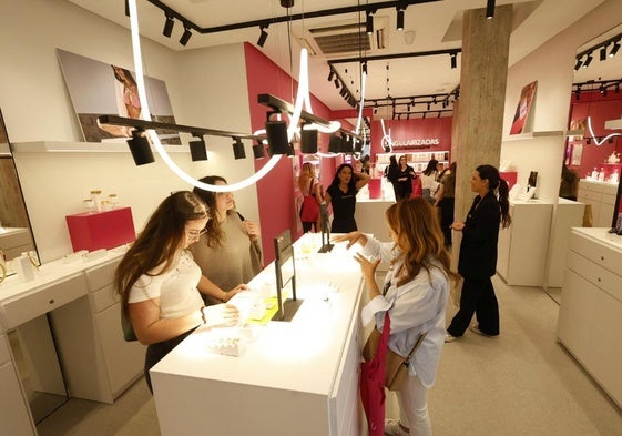 Clientas el primer día de apertura de la tienda de la calle Hernán Cortés.