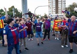 La afición del Levante celebra el ascenso en la fuente de las cuatro estaciones.