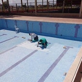 Tareas de recuperación de la piscina de Catsellar-l'Oliveral, después de ser arrasado el complejo por la dana.