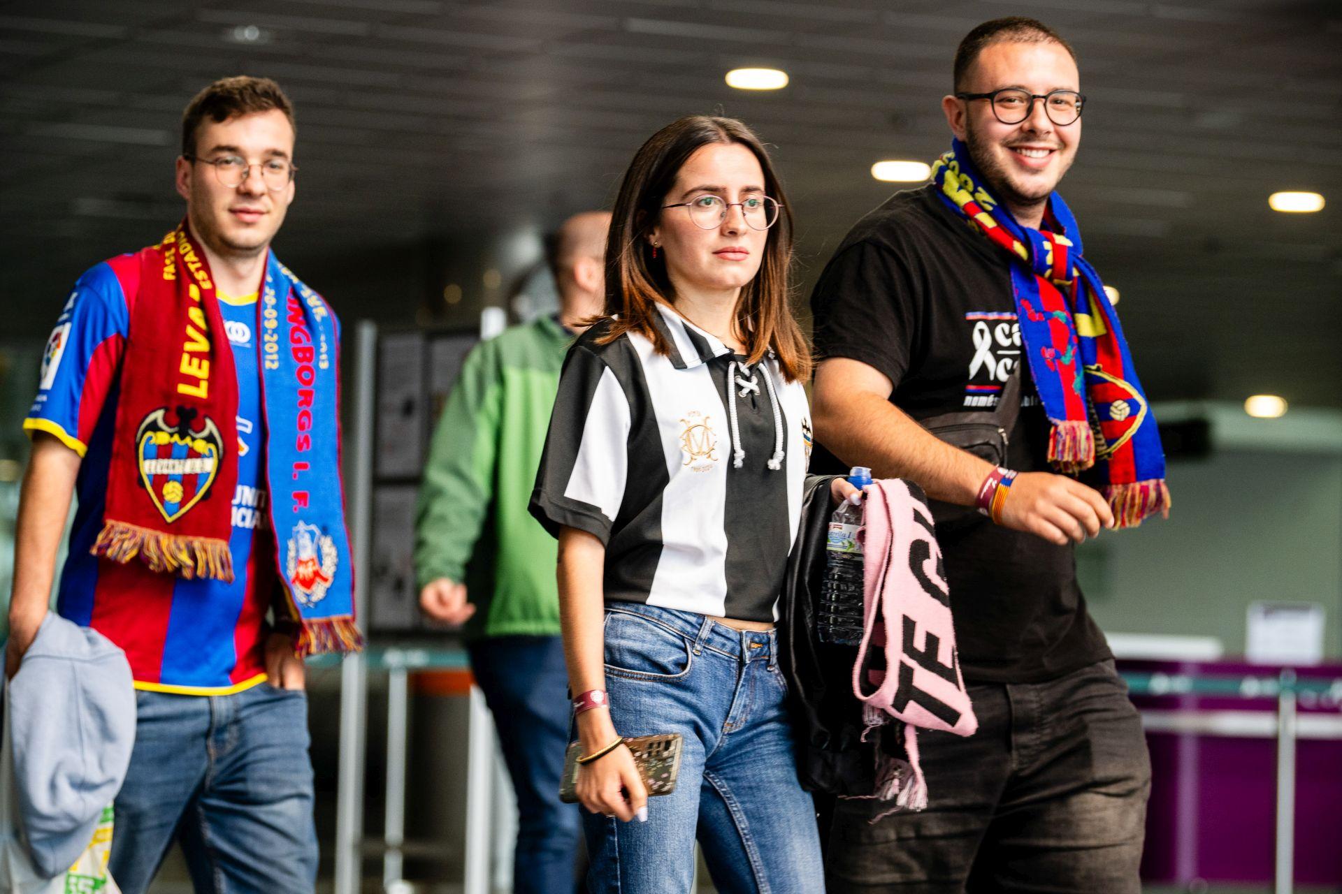 FOTOS | La afición del Levante UD toma Burgos