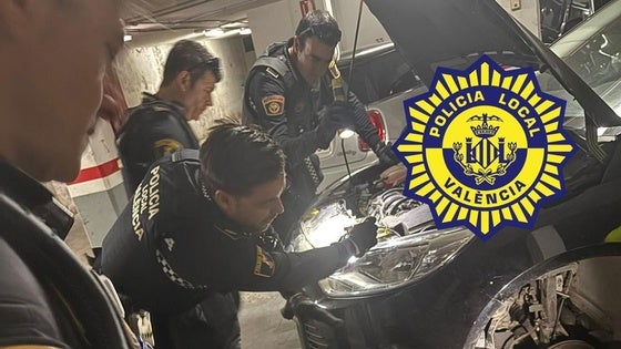 Operativo policial para sacar una culebra del interior de un coche, en el Botánico.